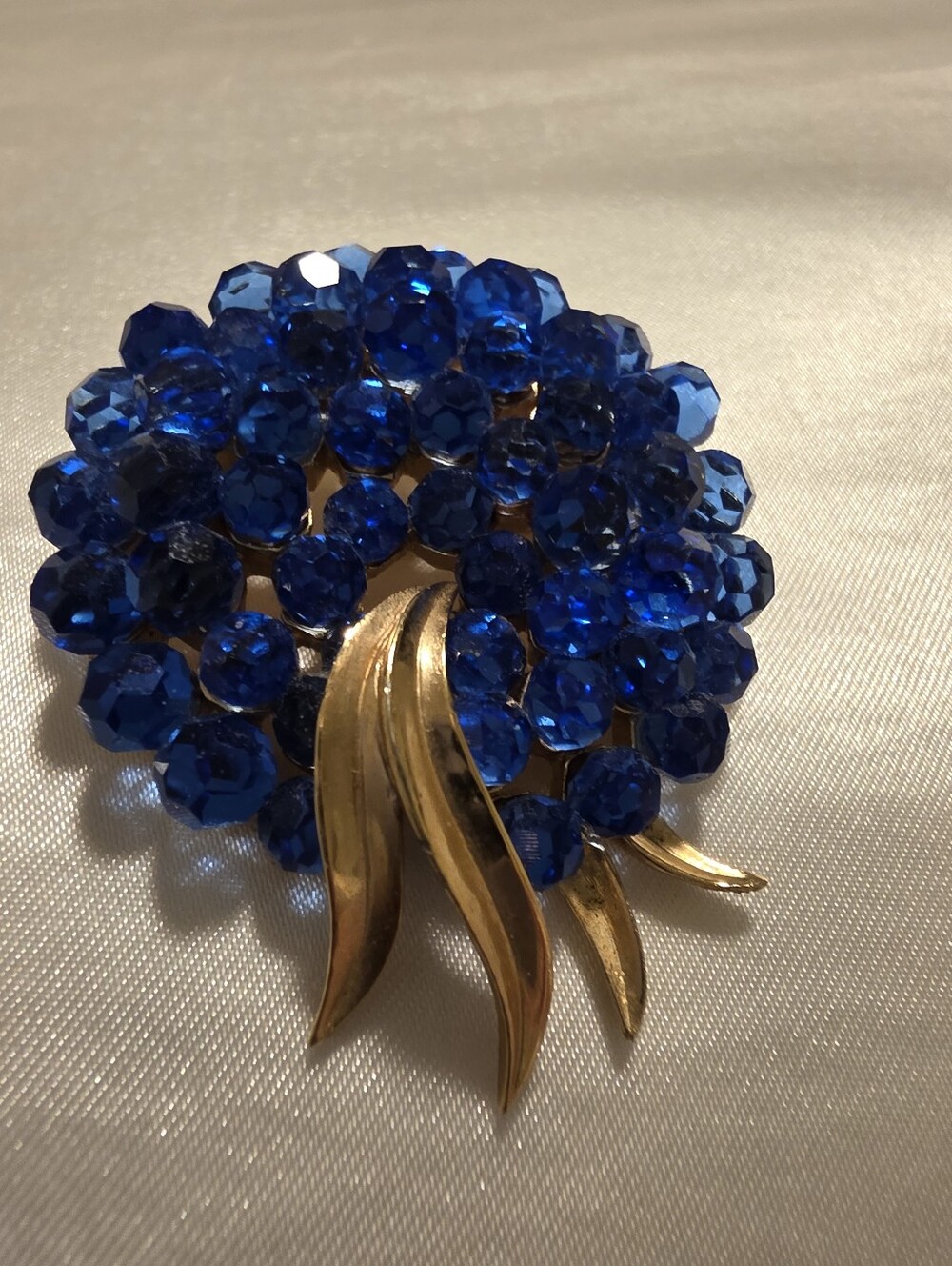 VintageTRIFARI Royal Blue Cluster Brooch with Gold Tone Leaves, sz os,